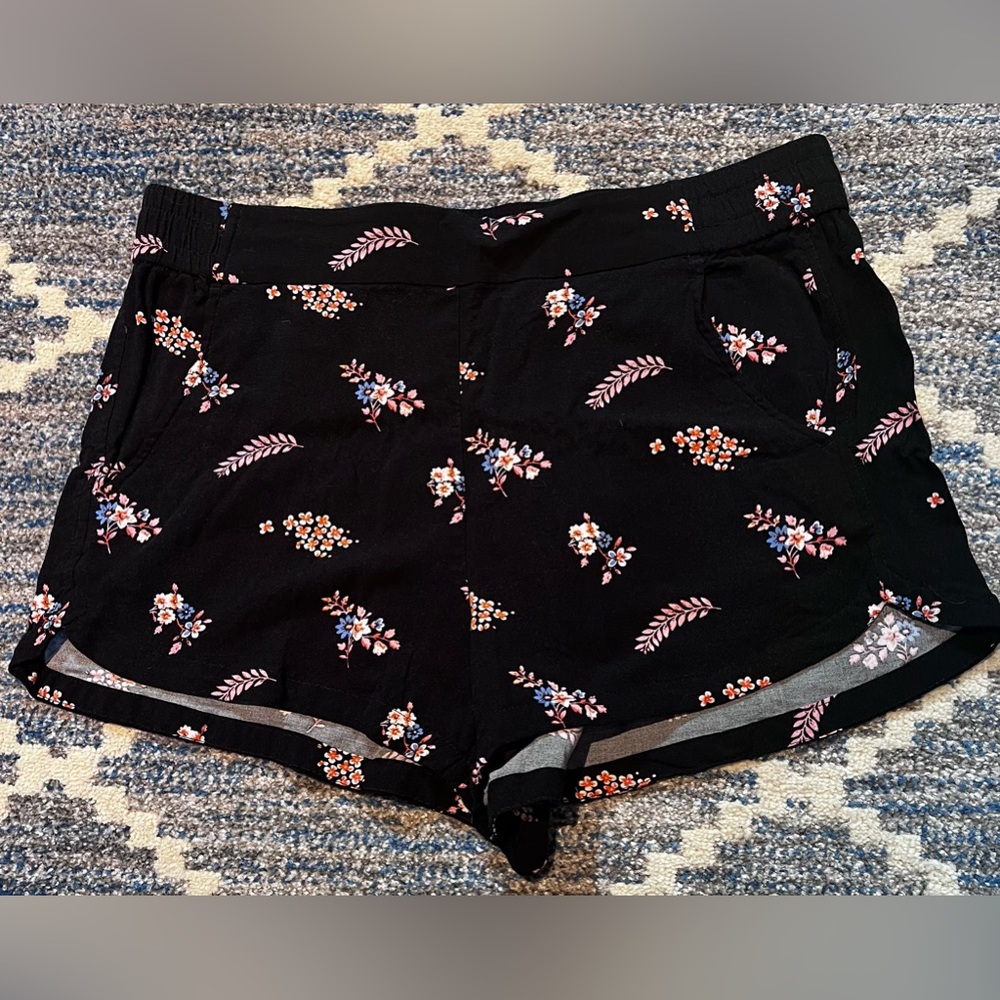 Express. Size M. Black floral shorts.